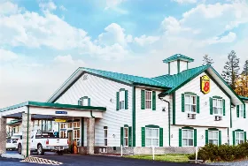 Photograph of Super 8, 100 Mile House