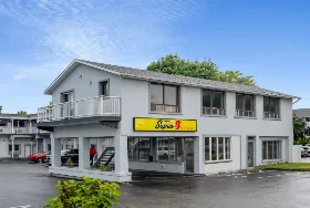 Photograph of Super 8, Niagara Falls