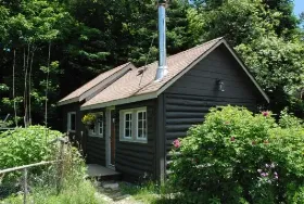 Photograph of Wolf Den Hostel and Nature Retreat, Algonquin