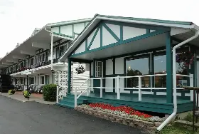 Photograph of Super 8, Gananoque