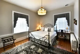 Photograph of Brockamour Manor, Niagara-on-the-Lake